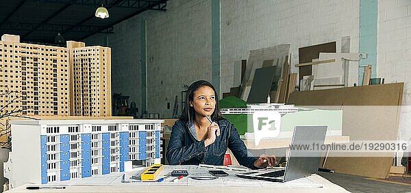 Nachdenkliche afroamerikanische Dame mit Laptop Modellbau