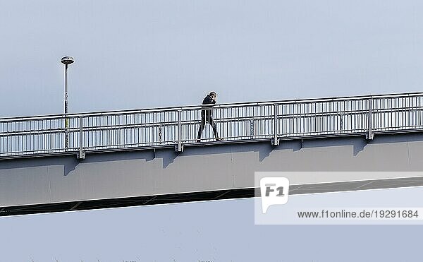 Ein Fußgänger auf der Brücke