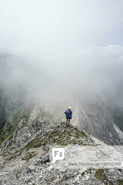 Bergsteigerin im Nebel  schlechtes Wetter  Wettersteingebirge  Garmisch-Patenkirchen  Bayern  Deutschland  Europa