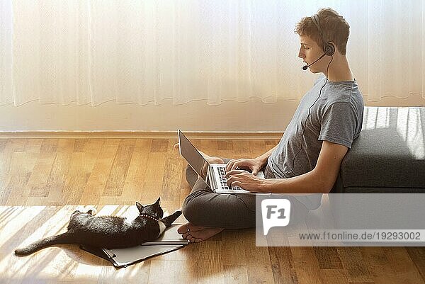 Seitenansicht Mann mit Laptop zu Hause Quarantäne Arbeit