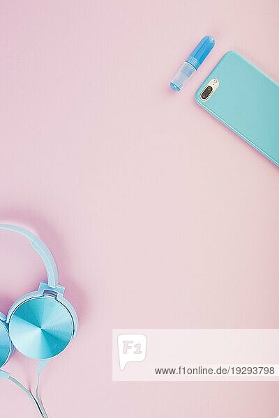 Erhöhte Ansicht Kopfhörer Smartphone rosa Hintergrund