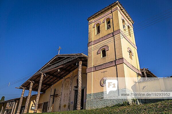 Kapelle  Kirche und Glockenturm der zum UNESCO Welterbe gehörenden Jesuitenmission in Santiago de Chiquitos  Bolivien  Südamerika