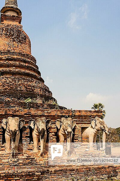 Elefanten am Wat Sorasak  Sukhothai. Thailand  Elefanten am Wat Sorasak  Sukhothai. Thailand