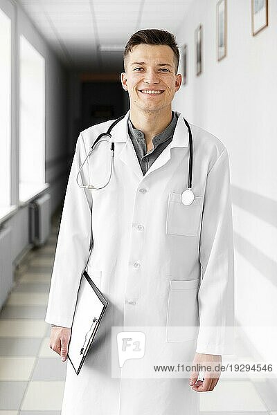 Lächelnder junger Arzt im Krankenhaussaal