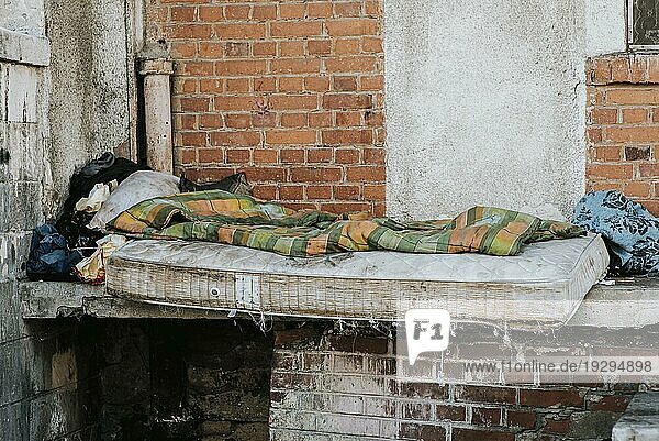 Vorderansicht Matratze Decke Obdachlose