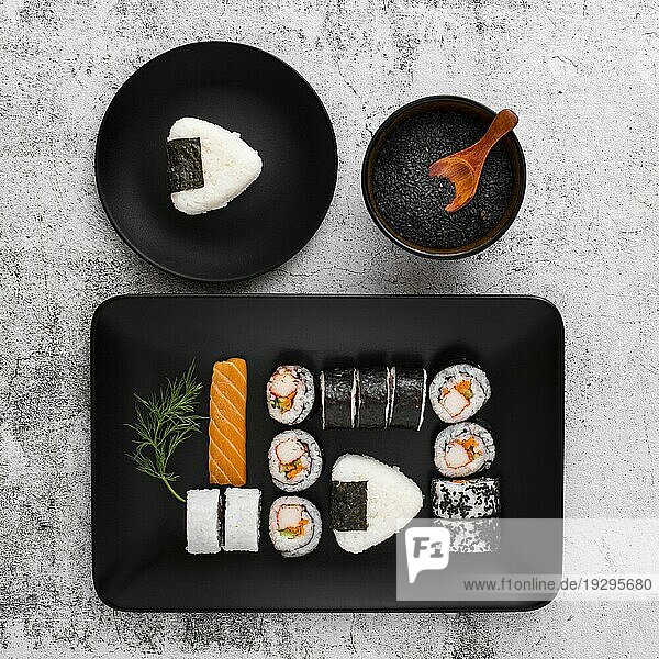 Flat Lay Sortiment Sushi schwarzer rechteckiger Teller mit Copy Space