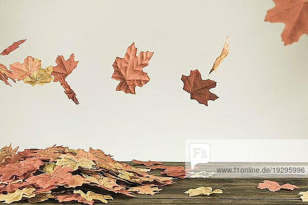 Herbstblätter fliegender Strauß Laub