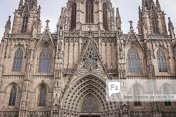 Gotische katholische Kathedralenfassade in Barcelona  Katalonien  Spanien  Europa