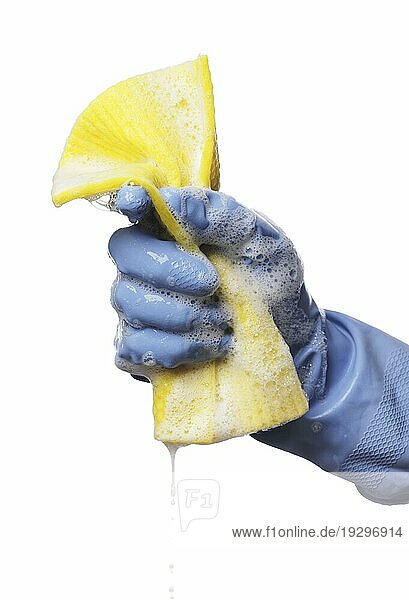 Mann hält ein seifiges  nasses  gelbes Putztuch in der Hand