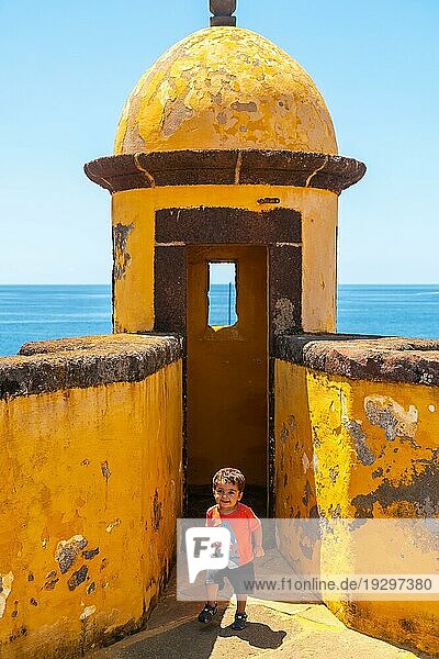Ein Junge vergnügt sich auf dem Wachturm der Festung Forte de Sao Tiago in Funchal. Madeira