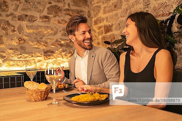 Lifestyle  ein hübsches  verliebtes junges Paar in einem Restaurant  das gemeinsam zu Abend isst und den Valentinstag feiert