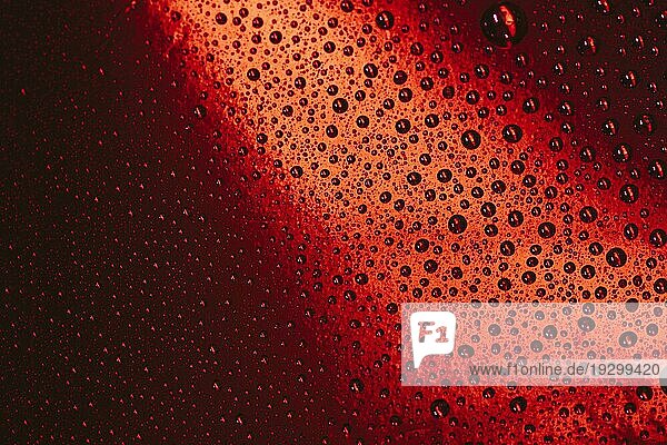 Wassertropfen Glas rot hellen Hintergrund