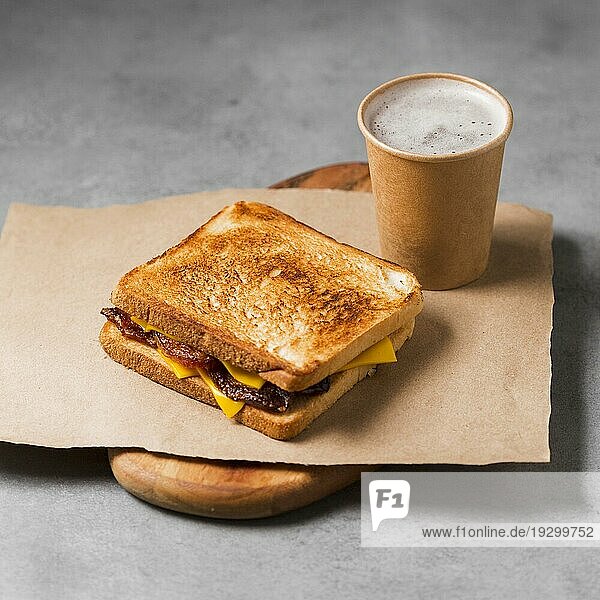 Hochkant Sandwich mit Kaffee
