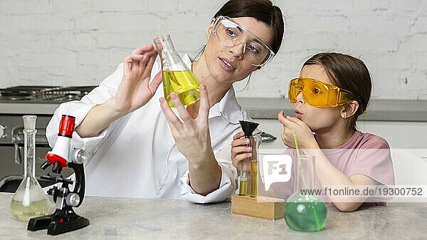 Weiblicher Lehrer Mädchen tun Wissenschaft Experimente