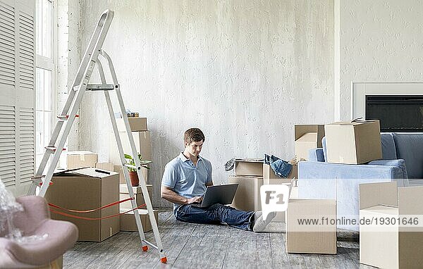 Mann zu Hause mit Kisten Leiter immer bereit  ausziehen