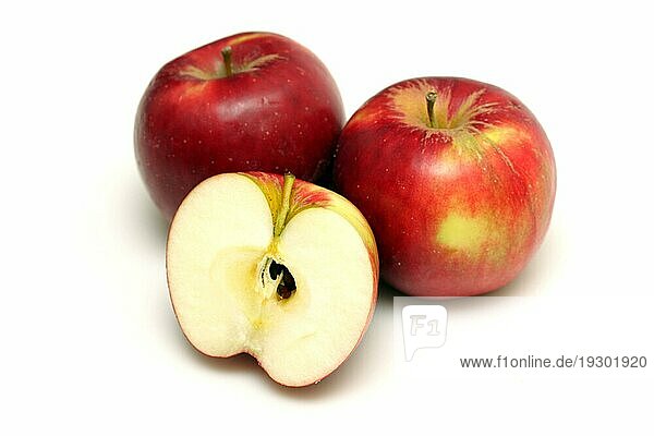 Drei rote frische Äpfel
