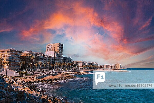 Ein schöner Sonnenuntergang in der Küstenstadt Torrevieja  Alicante  Valencianische Gemeinschaft. Spanien  Mittelmeer