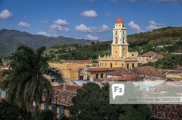 Blick auf den Glockenturm von Trinidad  koloniale kubanische Architektur und Landschaft