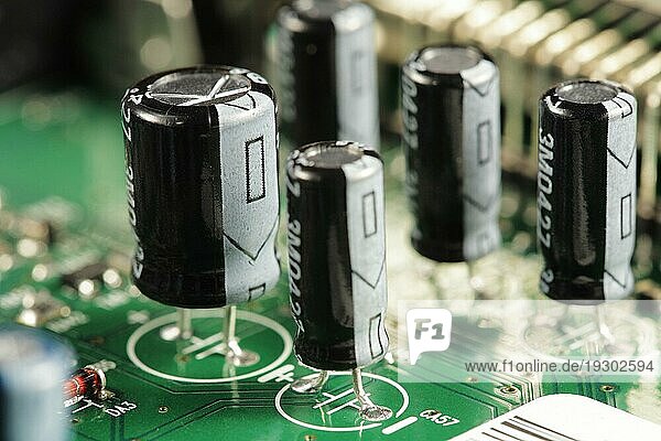 Elektrische Bauteile eines Kondensators auf einer Leiterplatte