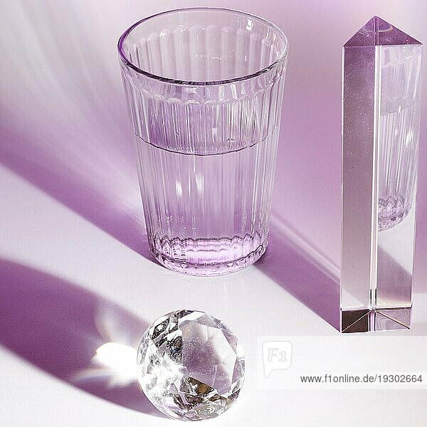 Kristallglas Wasser Prisma glänzend Diamant rosa Hintergrund