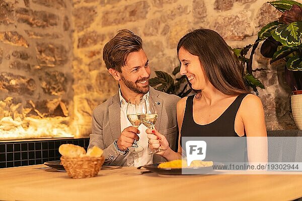 Lifestyle  ein junges europäisches Paar beim Abendessen in einem schönen Restaurant  um den Valentinstag zu feiern