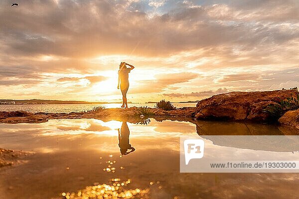 Sonnenuntergang auf Ibiza  ein junger Tourist genießt in San Antonio Abad. Balearen