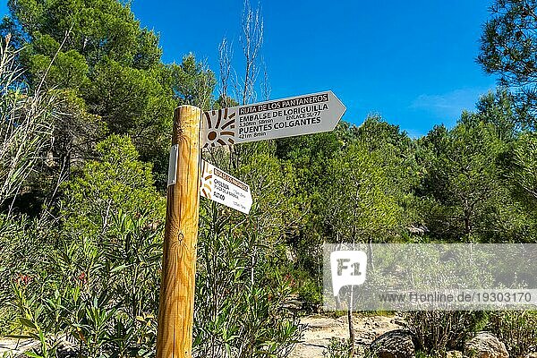 Route der Pantaneros zu den Hängebrücken des Loriguilla Stausees. Die Stadt Chulilla in der Autonomen Gemeinschaft Valencia. Spanien