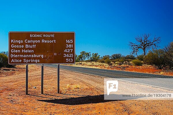 Straßenschild der Scenic Route in Richtung Uluru und Kings Canyon im Northern Territory  Australien  Ozeanien