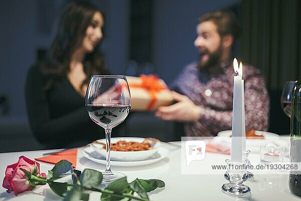 Paar Abendessen mit Geschenken austauschen