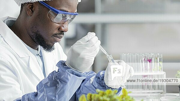 Seitenansicht eines biotechnologischen Forschungslabors mit Pflanzenreagenzglas