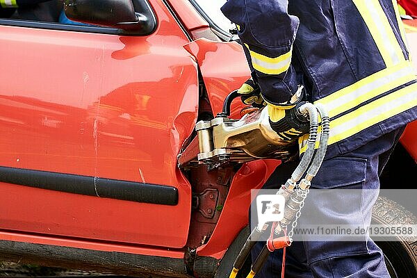 Feuerwehrmann befreit Opfer eines Autounfalls