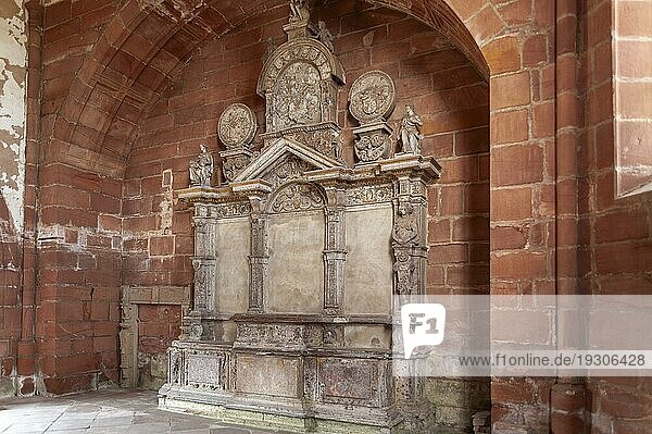 Historischer Altar auf der Burg Lichtenberg  Lichtenberg  Elsass  Frankreich  Europa