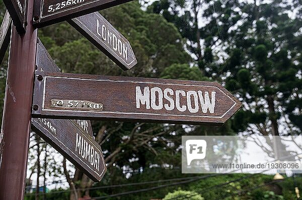 Hölzernes Schild in Südostasien  das nach Moskau  Russland  zeigt  Europa