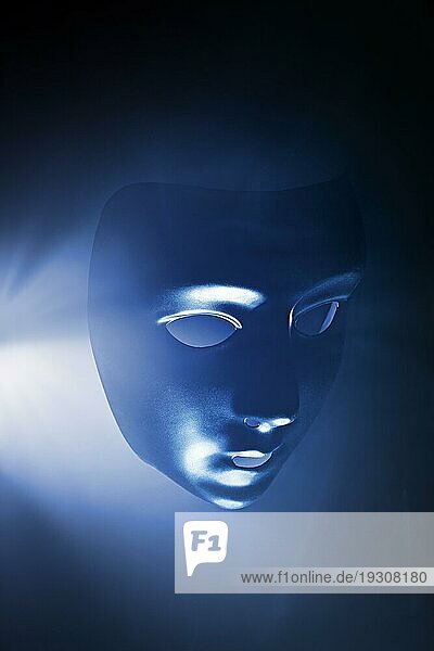 Leere Maske in blauem  dunstigem Licht. Kurze Tiefenschärfe