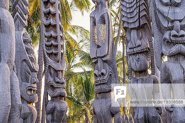 Religiöse Statuen der polynesischen Ureinwohner von Hawaii#39  s im Puauhonua o Honaunau National Historical Park auf Big Island  Hawaii