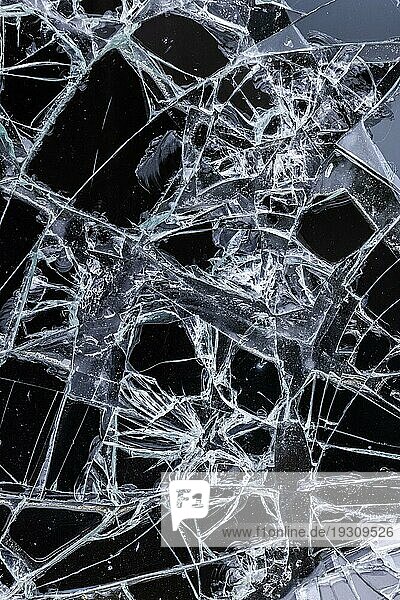 Muster von eingeschlagener Fensterscheibe  Glas ist gesplittert  Fensterscheibe zerbrochen  Nahaufnahme  Portbail  Cotentin  Manche  Normandie  Frankreich  Europa