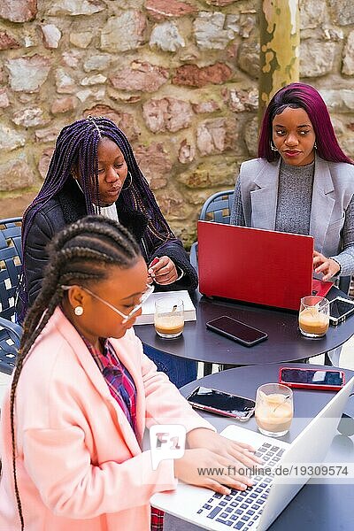 Junge Geschäftsfrauen schwarzer Ethnie. Bei einem Geschäftstreffen in einer Cafeteria. Teamarbeit