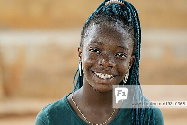 Nahaufnahme lächelndes afrikanisches Mädchen