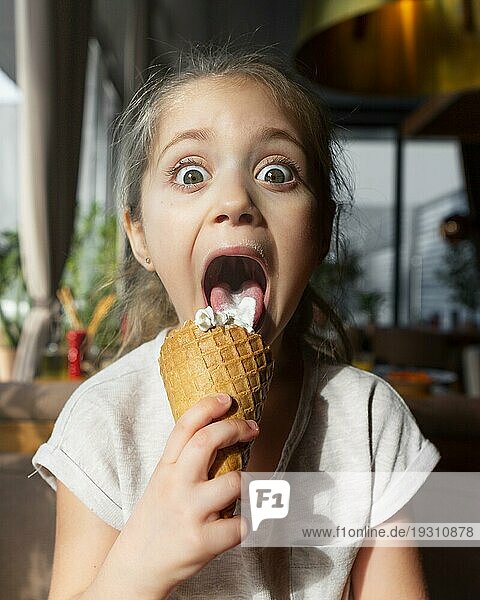 Süßes Mädchen ißt Eiscreme