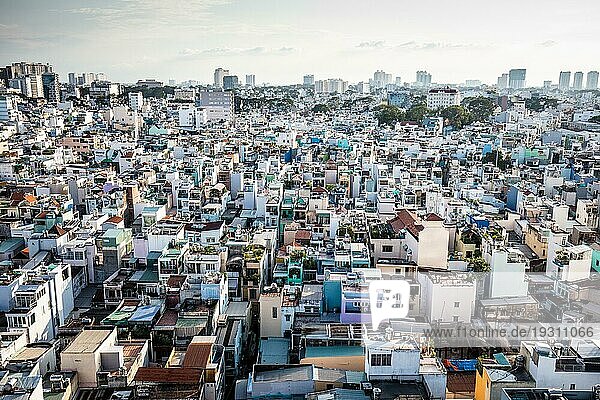Die weitläufige Bebauung von Ho Chi Minh Stadt  auch bekannt als Saigon in Vietnam