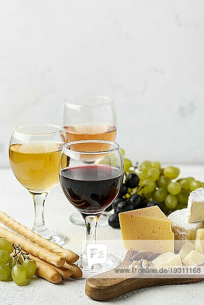 Weinverkostung mit Käsesortiment
