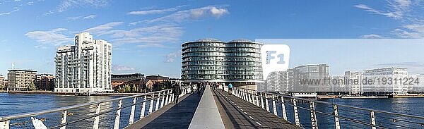 Kopenhagen  Dänemark  23. September 2016: Moderne Radfahrerbrücke Bryggybroen und die Gemini Residenz  Europa