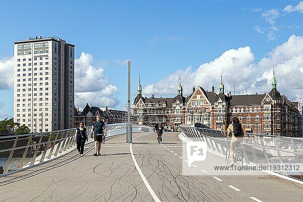 Kopenhagen  Dänemark  21. August 2019: Die neue moderne Fußgänger und Fahrradbrücke Lille Langebro  Europa