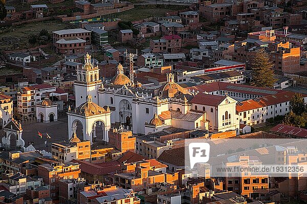 Blick auf die Basilika Unserer Lieben Frau von Copacabana  Bolivien bei Sonnenuntergang