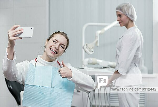 Glückliche junge Frau  die Selfie Zahnarzt