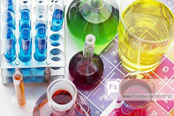 Wissenschaftliche Elemente mit Chemiesortiment
