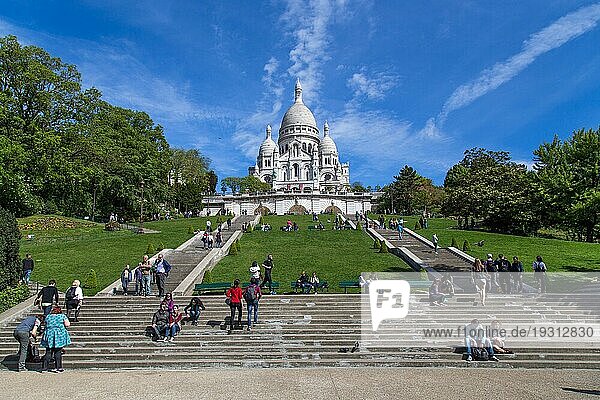 Paris  Frankreich  12. Mai 2017: Frontansicht der berühmten Basilika Sacre coeur im Montmartre Viertel mit Menschen davor  Europa