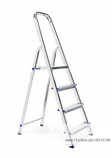 A New Metallic Step Ladder vor weißem Hintergrund mit natürlichen Schatten