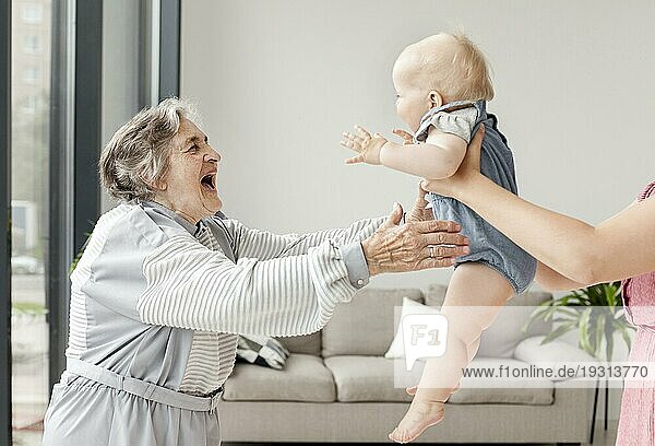 Großmutter verbringt Zeit mit ihrem Enkelkind