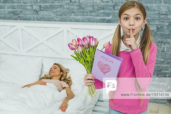 Tochter mit Tulpen Grußkarte hält Finger Lippen